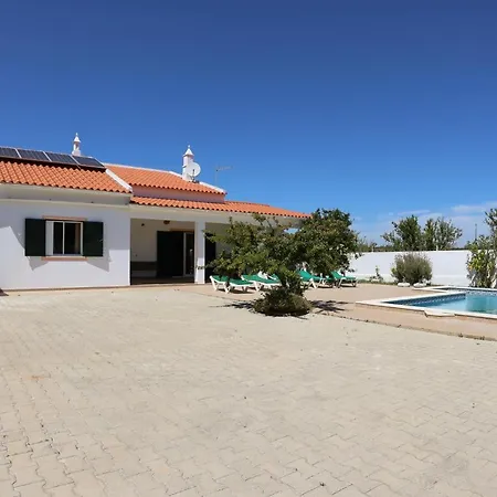 Monte Bixo - Free Wifi . Swimmning Pool - By Bedzy